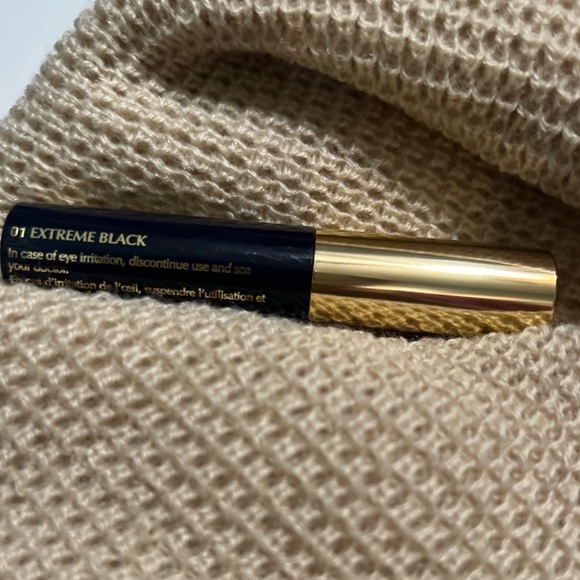 Estée Lauder  Sumptuous Extreme - Picture 4 of 4